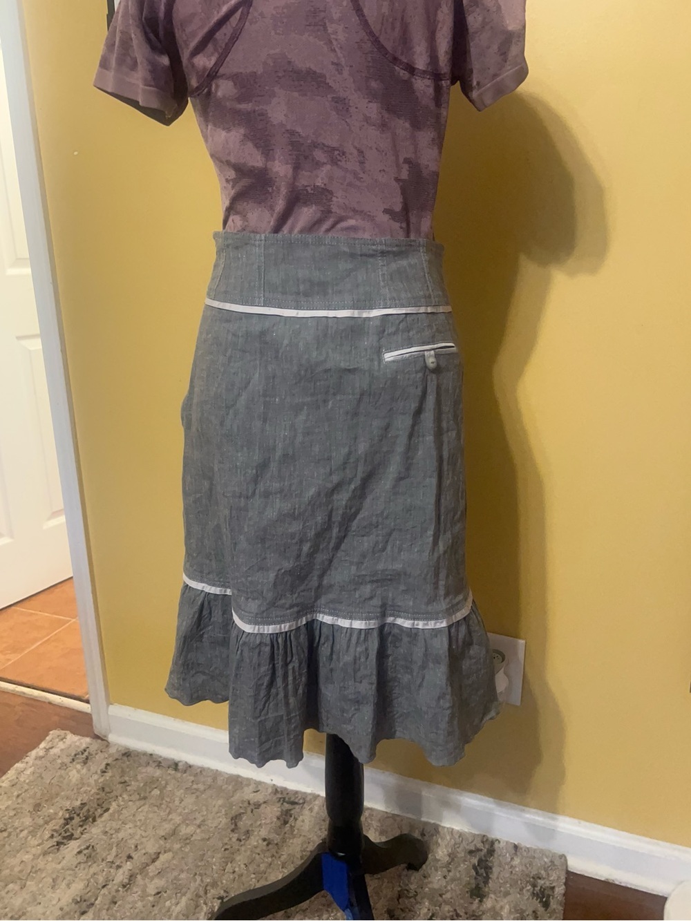 Vintage-Inspired High-Waist Midi Skirt in Gray with Contrast Trim - Picture 2 of 9